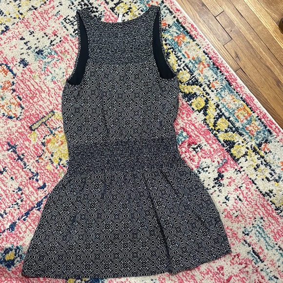 Joie Lawska Caviar Black Porcelain Print Silk Smocked Dress - Picture 9 of 10